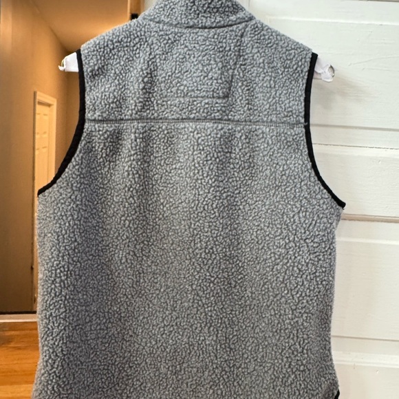 Carhartt Gray and Black Vest for Versatile Layering - Picture 2 of 14